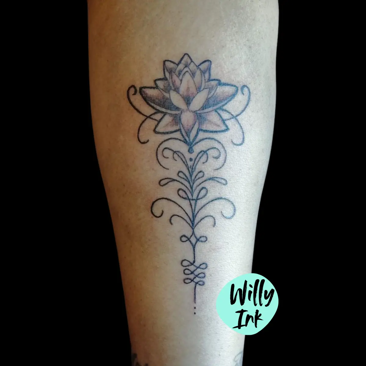 tatouage graphique fleure lotus lyon